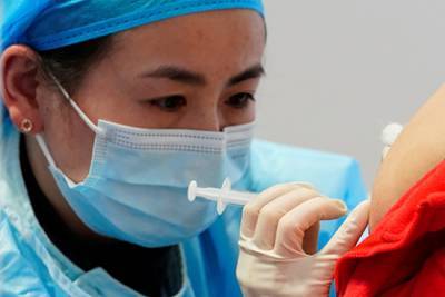 Участница испытаний китайской вакцины умерла от пневмонии - lenta.ru - Перу