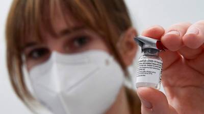 Мантас Чесна - По вине врачей женщине вкололи сразу 5 доз вакцины от COVID-19 - vesti.ru - Литва