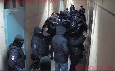 Иван Жданов - Полиция проводит обыски в квартирах Навального, его жены, соратников и в офисах ФБК и Навальный.Live - echo.msk.ru