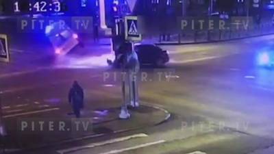 На перекрестке Большого Сампсониевского и Кантемировской столкнулись карета скорой и "Логан" - piter.tv