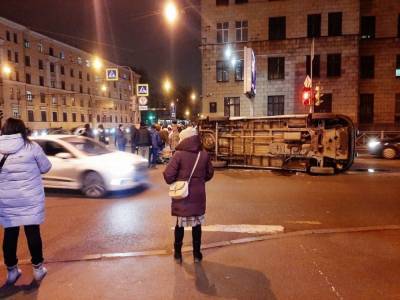 Авто скорой помощи с пациентом перевернулось на Большом Сампсониевском проспекте - abnews.ru - Санкт-Петербург