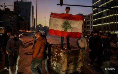 В Ливане протестующие закидали полицию боевыми гранатами - korrespondent.net - Ливан - Триполи