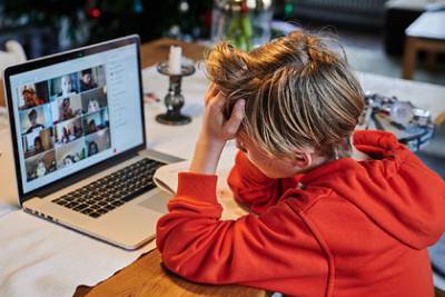 Родители перечислили «гениальные» способы детей халтурить на онлайн-занятиях - lenta.ru - Англия