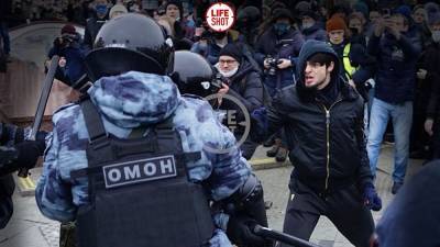 Алексей Навальный - Суд в Москве арестовал 20-летнего чеченца, подравшегося с ОМОНом на митинге 23 января - znak.com - Россия - Москва