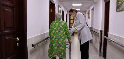 Анастасия Ракова - В Москве провели вакцинацию от коронавируса в 33 домах престарелых - runews24.ru - Москва
