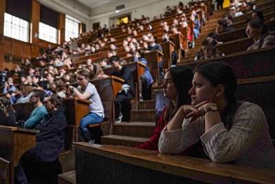 Российских студентов вернут к очному обучению с 7 февраля - lenta.ru
