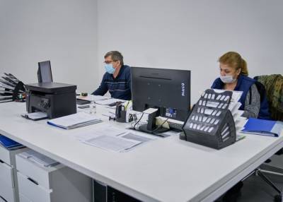 Стало известно, как россияне защищаются от коронавируса на работе - m24.ru