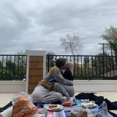 Ариэль Уинтер отпраздновала свой 23-й день рождения вместе с бойфрендом на крыше своего дома - skuke.net - Лос-Анджелес - штат Калифорния
