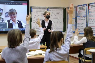 В Минпросвещения опровергли информацию о тотальном переходе школ на шестидневное обучение - m24.ru - Россия