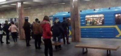 "Не надо было спешить": голову девушки зажало в харьковском метро, видео - kharkov.politeka.net - Россия - Украина