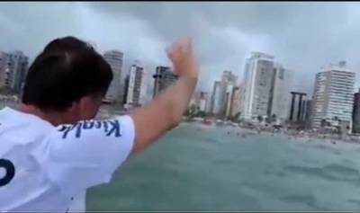 Жаир Болсонар - Президент Бразилии во время прогулки на катере спрыгнул в воду и поплыл к отдыхающим - znak.com - Бразилия