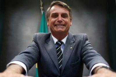 Жаир Болсонару - Президент Бразилии спрыгнул с катера и поплыл общаться с отдыхающими. Видео - zik.ua - Бразилия