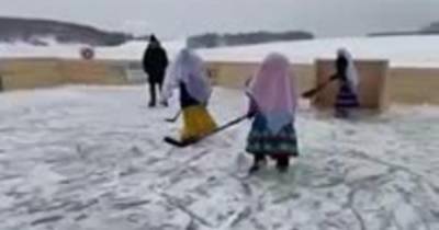 В селе в Башкирии появилась хоккейная команда бабушек - ren.tv - республика Башкирия - район Баймакский