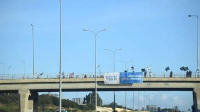 Биньямин Нетаниягу - На мостах и площадях: возобновились акции протеста против Нетаниягу - vesty.co.il - Израиль - Тель-Авив - Иерусалим