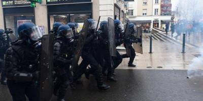 Протесты во Франции против закона о глобальной безопасности: полиция применила водометы, задержаны 35 человек - nv.ua - Франция - Париж