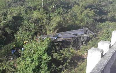 На Кубе в ущелье сорвался автобус, погибли люди - korrespondent.net - Куба