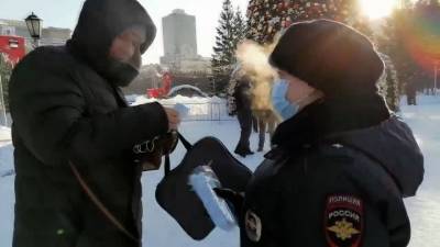 Участникам незаконной акции в Новосибирске полицейские раздают маски - 5-tv.ru - Новосибирск