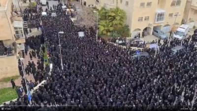 При полном отсутствии полиции: тысячи ортодоксов собрались на похороны раввина Соловейчика - vesty.co.il - Израиль - Иерусалим