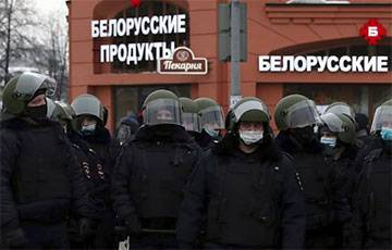 «Белорусские продукты»: фото российского ОМОНа в Екатеринбурге стало вирусным в Сети - charter97.org - Россия - Екатеринбург