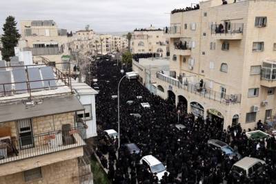 В Иерусалиме на похороны раввина пришли около 10 тысяч человек – СМИ - aif.ru - Израиль - Иерусалим