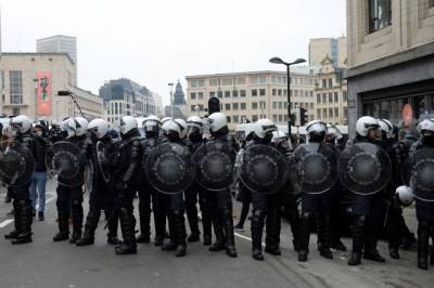 В Брюсселе полиция разогнала протестующих против карантина - aif.ru - Брюссель