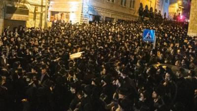 Снова: тысячи на похоронах раввина Шейнера в Иерусалиме, полиция бездействует - vesty.co.il - Израиль - Иерусалим
