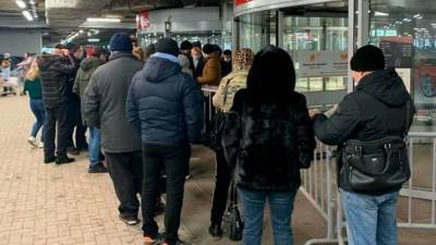Жители Уфы образовали огромную очередь у торгового центра - bash.news - Уфа