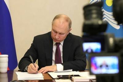 Владимир Путин - Путин поручил кабмину изучить вопрос индексации пенсий работающих граждан - aif.ru - Россия