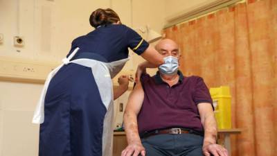 Брайан Пинкер - В Британии началась вакцинация препаратом AstraZeneсa - svoboda.org - Англия