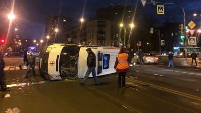 Карета скорой помощи перевернулась после столкновения с Volkswagen в Петербурге - 5-tv.ru - Санкт-Петербург - район Северной