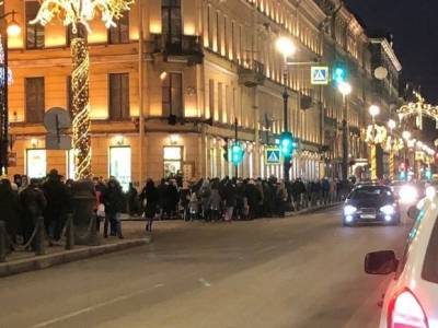 Как во время ЧМ: Петербург в пандемию заполонили толпы гуляющих (фото) - rosbalt.ru - Санкт-Петербург