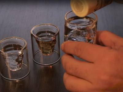 Выливайте все в раковину: раскрыто влияние алкоголя на прививку от коронавируса - akcenty.com.ua