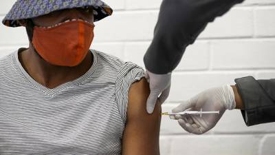Ричард Лесселлс - В ЮАР начали проверять эффективность вакцин от COVID-19 против нового вируса - iz.ru - Юар