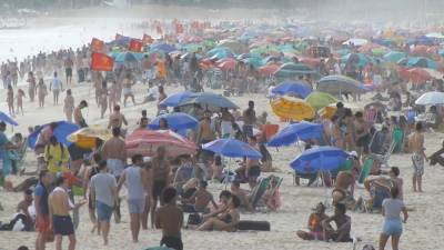 Бразильские пляжи переполнены людьми, несмотря на COVID-19. - riafan.ru - Рио-Де-Жанейро