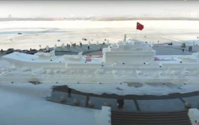 В Китае соорудили гигантский снежный авианосец (ВИДЕО) - Cursorinfo: главные новости Израиля - cursorinfo.co.il - Китай - Израиль