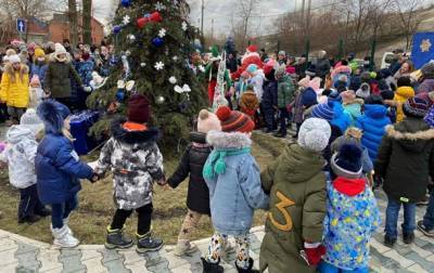 Праздник в ЖК "Ривьера": Дед Мороз, подарки, мастер-класс и сотни радостных детей - korrespondent.net