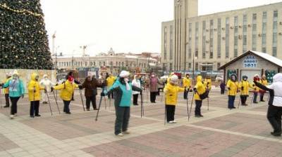 На главной площади Пензы собрались любители скандинавской ходьбы - penzainform.ru - Пенза