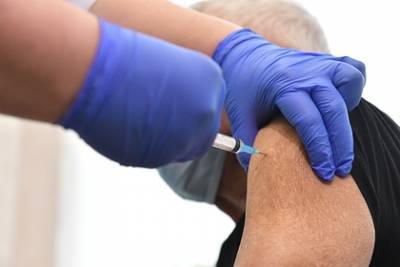 В украинской клинике подтвердили тайную вип-вакцинацию от COVID-19 - lenta.ru - Киев