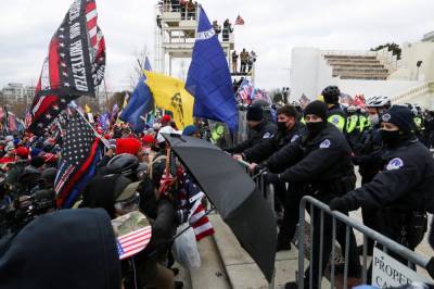 Дональд Трамп - В Вашингтоне сторонники Трампа устроили массовый митинг и стычки: некоторые прорвались в Конгресс США (видео, фото) - newsone.ua - Украина - Сша - Вашингтон - Вашингтон