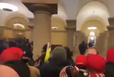 Джон Байден - Атака сторонников Трампа на здание Конгресса США в Вашингтоне (ВИДЕО 18+) - ng.ru - Сша - Вашингтон - Колумбия - Вашингтон