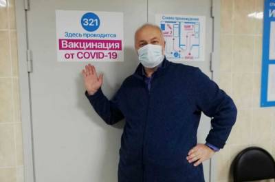 В Петербурге очередь на вакцинацию от COVID-19, но депутаты спаслись - abnews.ru - Санкт-Петербург