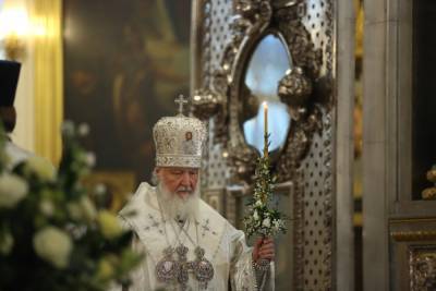 патриарх Кирилл - Патриарх Кирилл назвал людей, не верящих в пандемию, глупыми и призвал носить СИЗ - abnews.ru - Москва