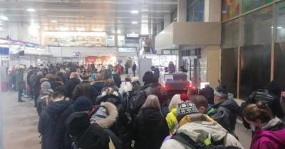 В аэропорту Мурманска нарушают COVID-ограничения - ren.tv - Мурманск