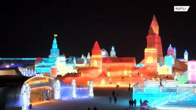 Более 2000 скульптур: в Харбине проходит ежегодный фестиваль льда и снега - russian.rt.com