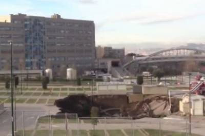 Мощный взрыв образовал гигантскую воронку возле ковидной больницы в Неаполе - mk.ru