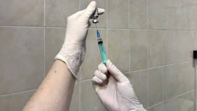 Британских медиков и соцработников экстренно вакцинируют от COVID-19 - inforeactor.ru - Англия