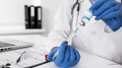 Власти Великобритании начали экстренную вакцинацию медиков от коронавируса - newinform.com - Англия