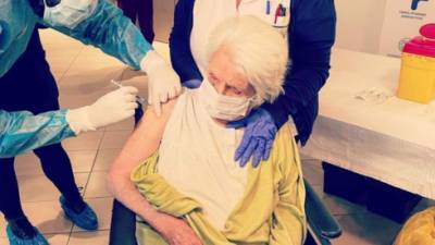 Пережившая Катастрофу еврейка стала первой вакцинированной в Салониках - vesty.co.il - Израиль - Греция - Салоники
