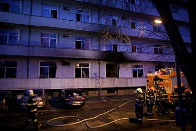 Девять человек стали жертвами пожара в коронавирусной больнице в Румынии - lenta.ru - Румыния - Констанца