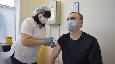 Николай Крючков - Врач рассказал, когда можно безопасно привиться иностранной вакциной после российской - vm.ru - Москва